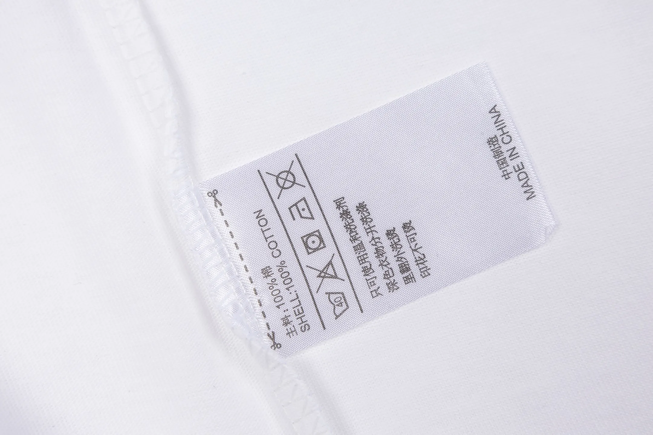 adidas Clover 03 Archive Tee short-sleeved men's and women's couple's T-shirt, a replica of the 2003 Classic design, black and white main color + "03" number on the chest, full of retro feeling! The three stripes on the shoulders are very recognizable. Made of 230g pure cotton, soft and breathable, super comfortable to wear in summer. Slightly loose fit, same style for men and women. It can be worn casually with jeans or sweatpants. It can be easily used for daily commuting and leisure. It is a must-have Versatile item in the wardrobe. Style number: A 251# Color: Black White Size: S M L XL XXL